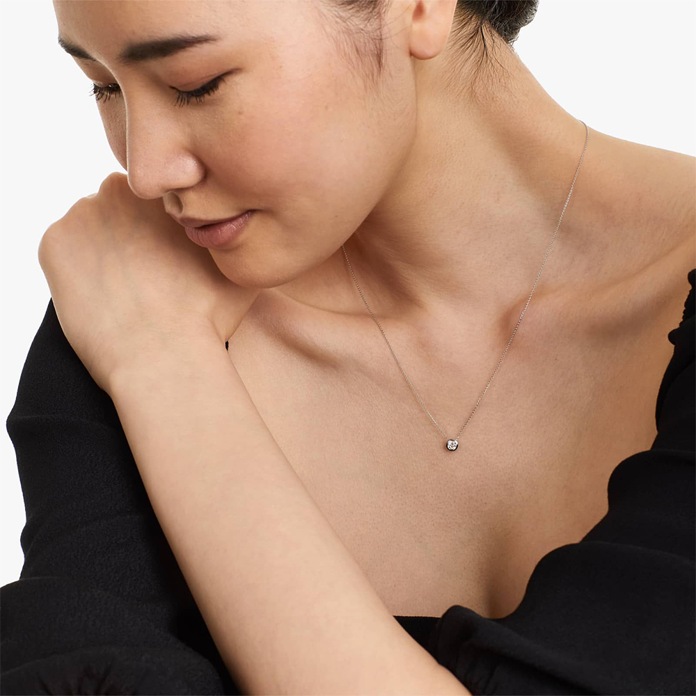 Glamorous Round Pendant - Image 3